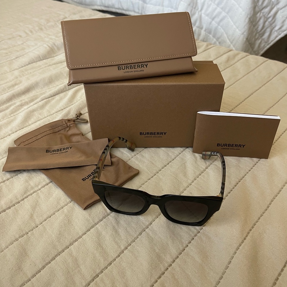 Gently used burberry sunglasses used a couple times! Great condition - Picture 1 of 5